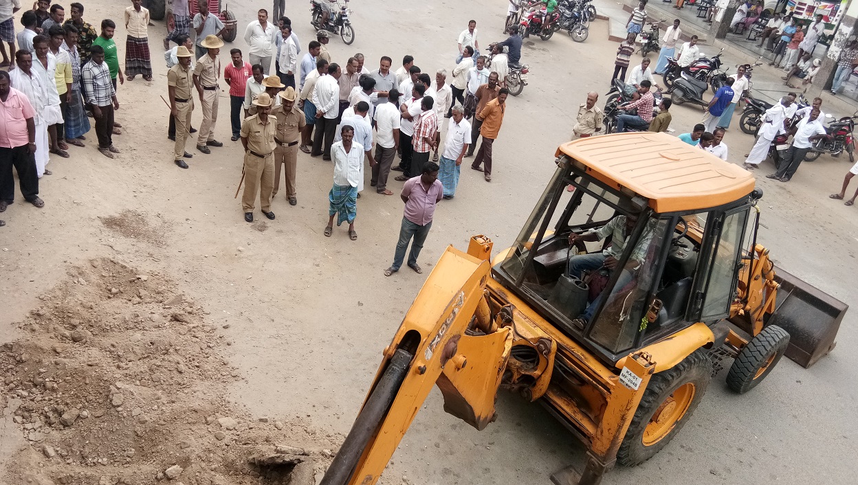 ಹನೂರು: ಪ.ಪಂ. ವಾಣಿಜ್ಯ ಮಳಿಗೆಯ ಮುಂಭಾಗ ಹೆಚ್ಚುವರಿ ಸ್ಥಳಾವಕಾಶ ತೆರವು